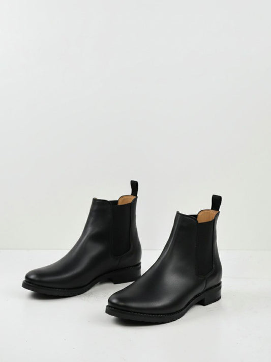 Luxe Smart Chelsea Boots in Black