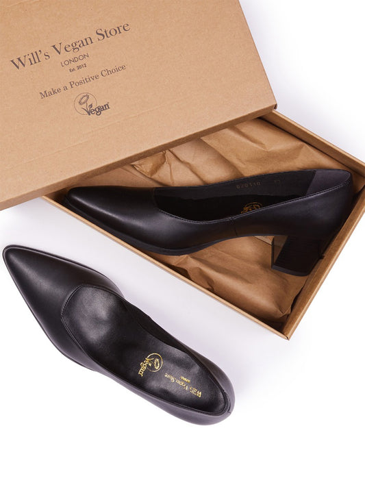 Point Toe Pumps in Black, toe detail