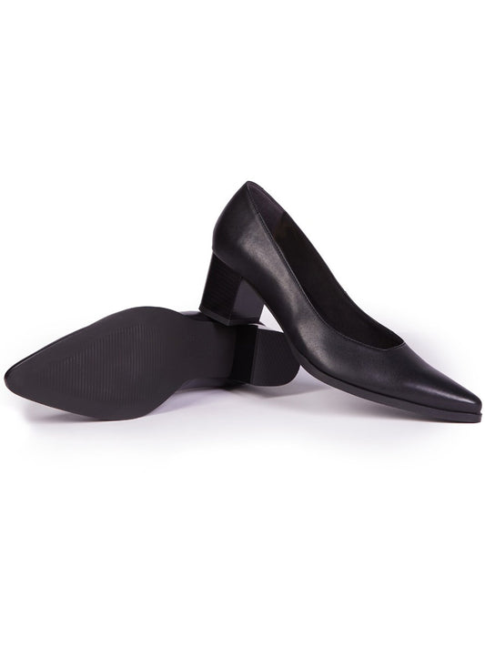 Point Toe Pumps in Black, toe detail