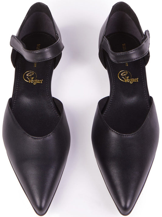 Point Toe Flats in Black, toe detail