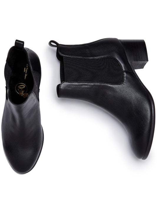 Almond Toe Chelsea Boots in Black, toe detail