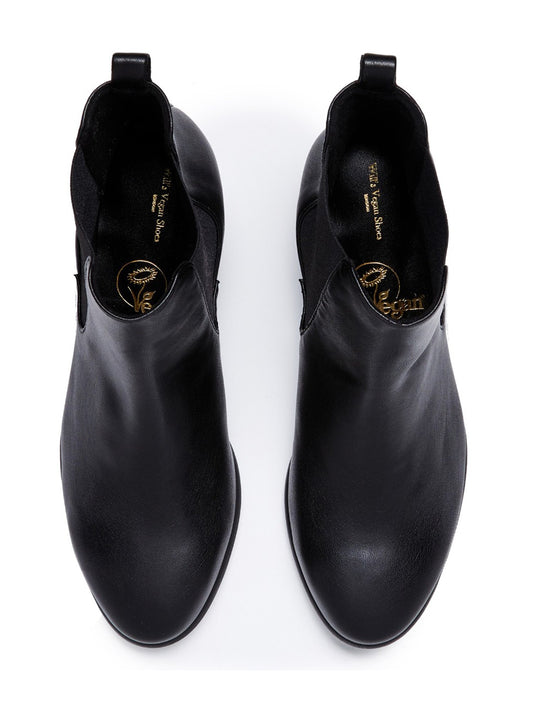 Almond Toe Chelsea Boots in Black, toe detail