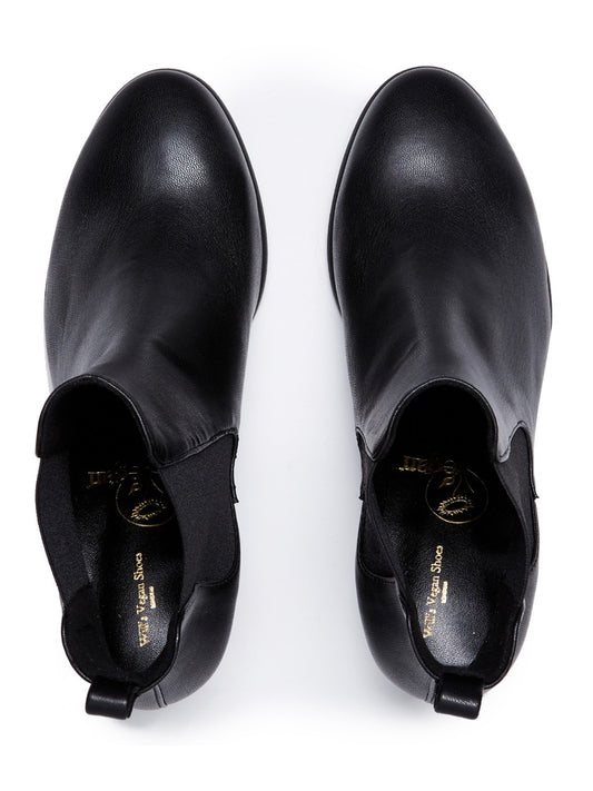 Almond Toe Chelsea Boots in Black, toe detail