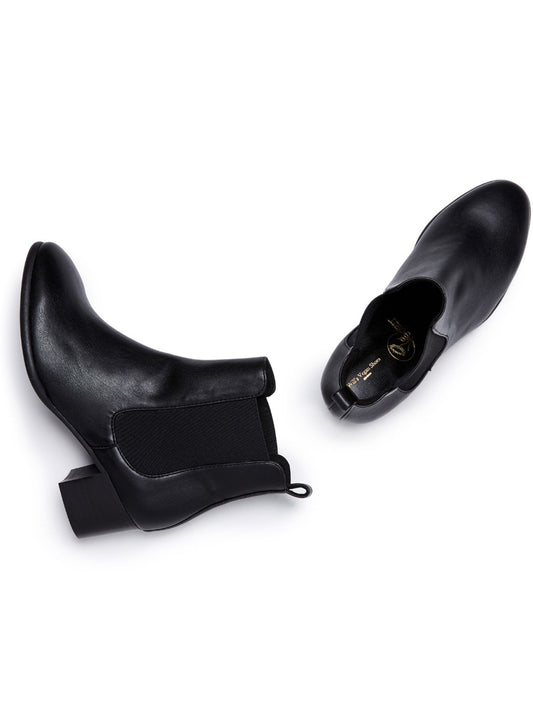 Almond Toe Chelsea Boots in Black, toe detail