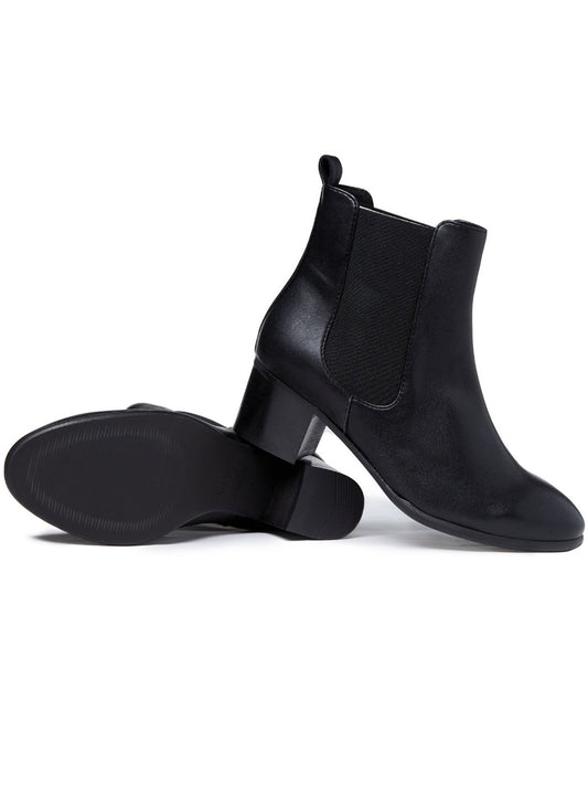 Almond Toe Chelsea Boots in Black, toe detail